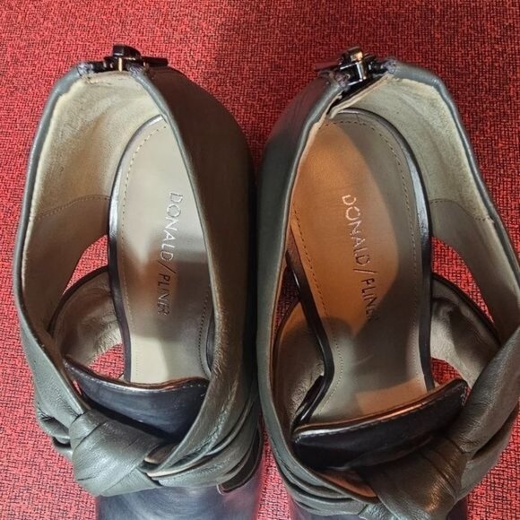 Donald J Pliner Bailey Knot Gunmetal Sandals Sz 9M Block Heel 4.5" Metallic - Picture 7 of 9